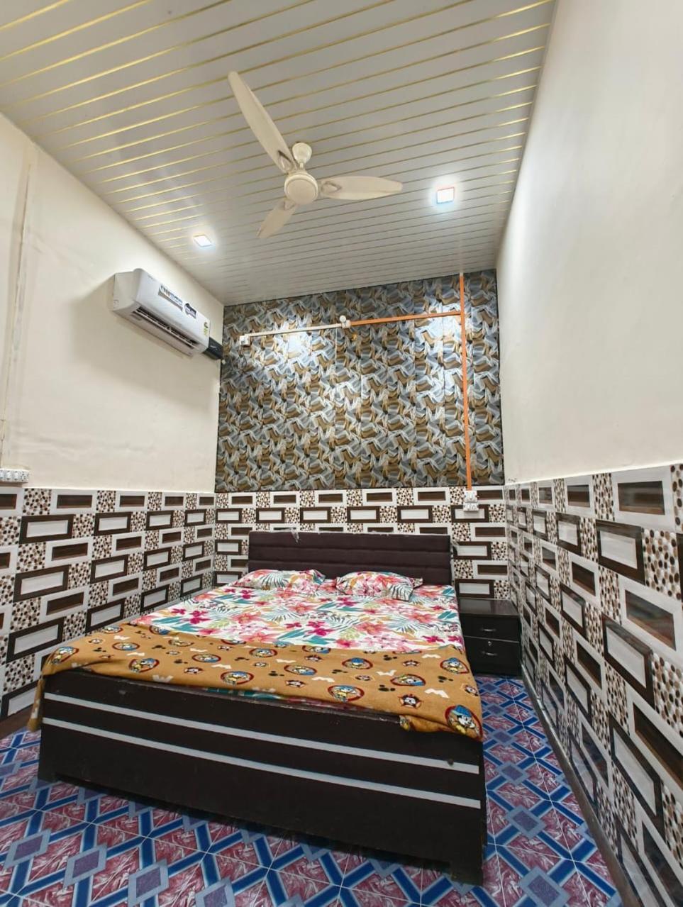 Kanha Ji Residence Family Rooms Mathura Exterior photo