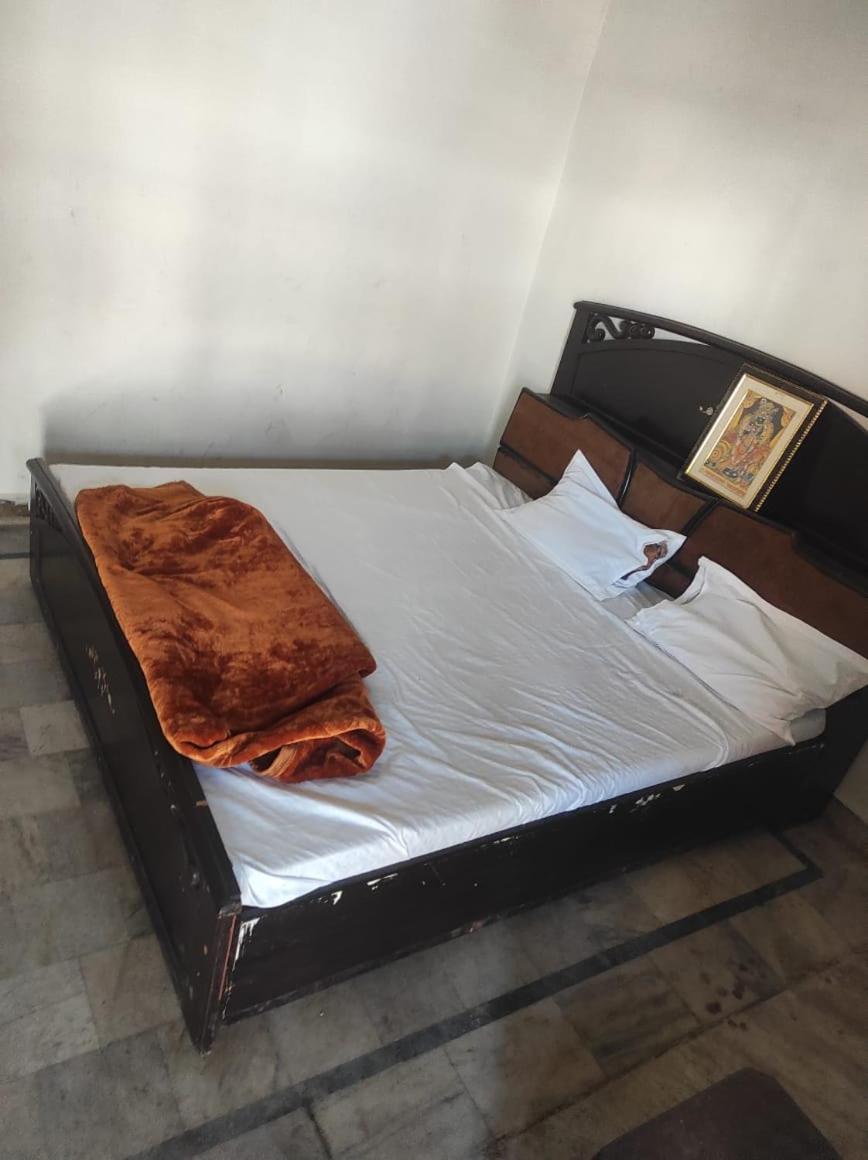 Kanha Ji Residence Family Rooms Mathura Room photo